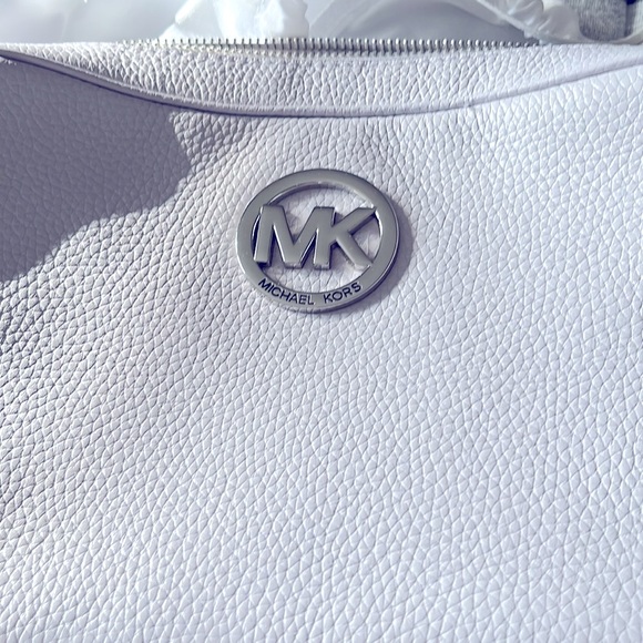 Handbags - I am selling a gently used micheal kors purse